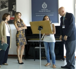 Su Aletza Real la Princesa de Asturias junta a la directora de la Fundación Príncipe de Asturias, Teresa Sanjurjo, el profesor Antonmario Semolini y l
